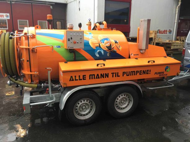 Oransje vannpumpe på en henger